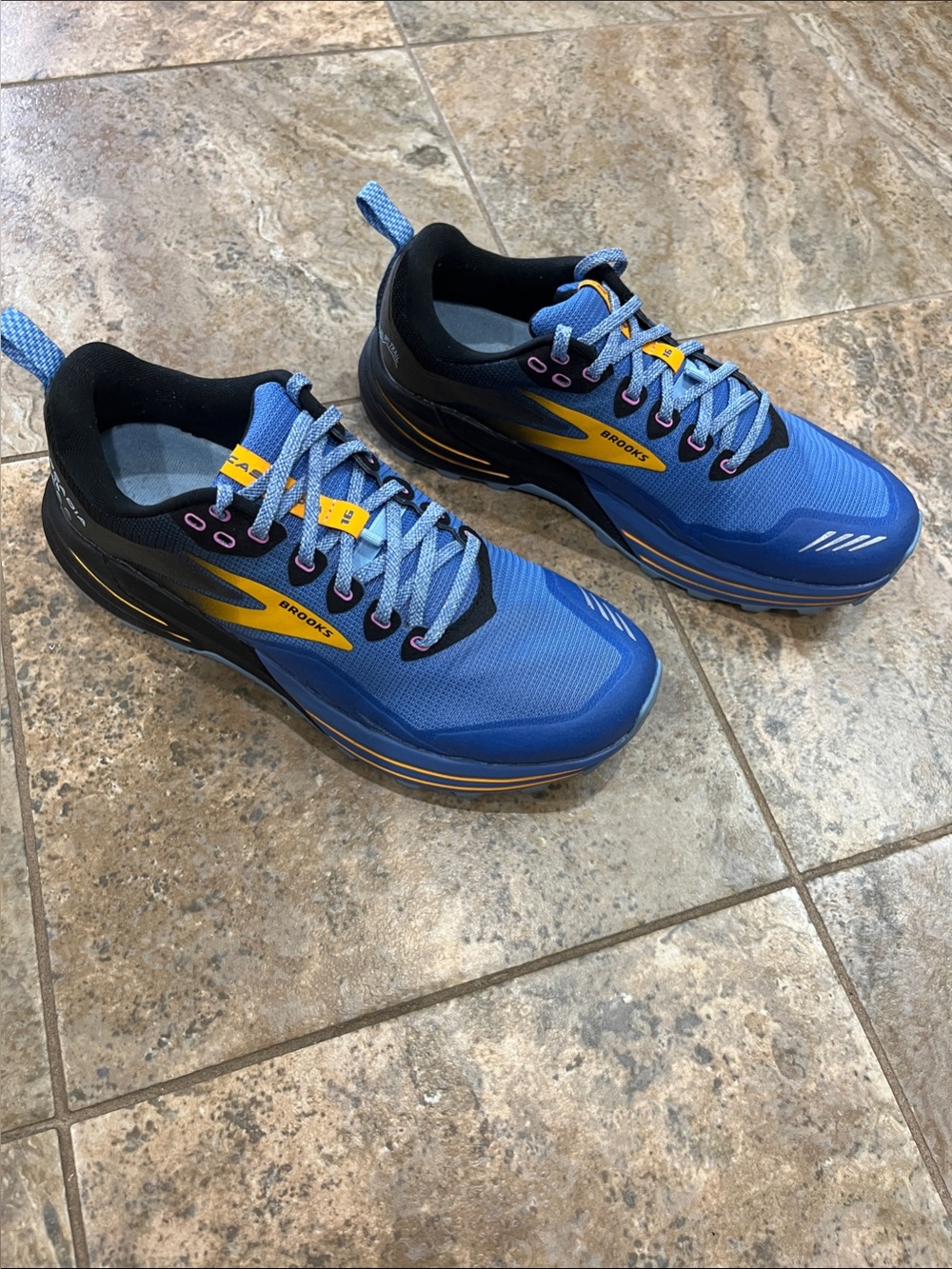 Brooks cascadia 16 Woman’s size 9.5 B Athletic Trail Running Shoes Blue/ Black